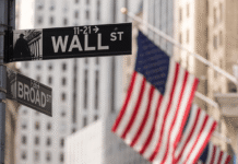 Wall Street se mantiene estable cerca de máximos históricos en jornada de cautela
