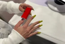 Presentan en CES 2026 uñas inteligentes que cambian de color en segundos y transforman la manicura en un dispositivo digital