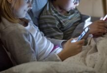 Francia aprueba ley histórica que prohíbe redes sociales a menores de 15 años para “proteger la salud mental”