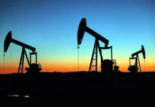 Precio del crudo subiría por cierre del Estrecho de Ormuz