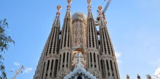 Sagrada Familia de Barcelona alcanza su altura máxima tras 144 años y se convierte en la iglesia más alta del mundo