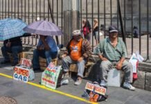 Pobreza laboral en México cae a 32.3% histórico