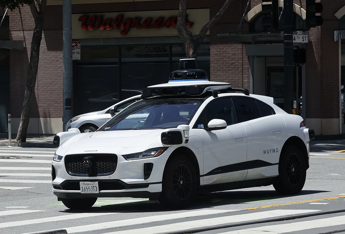 Robotaxis sin conductor ya operan en EU: flotas de Tesla y Waymo ...