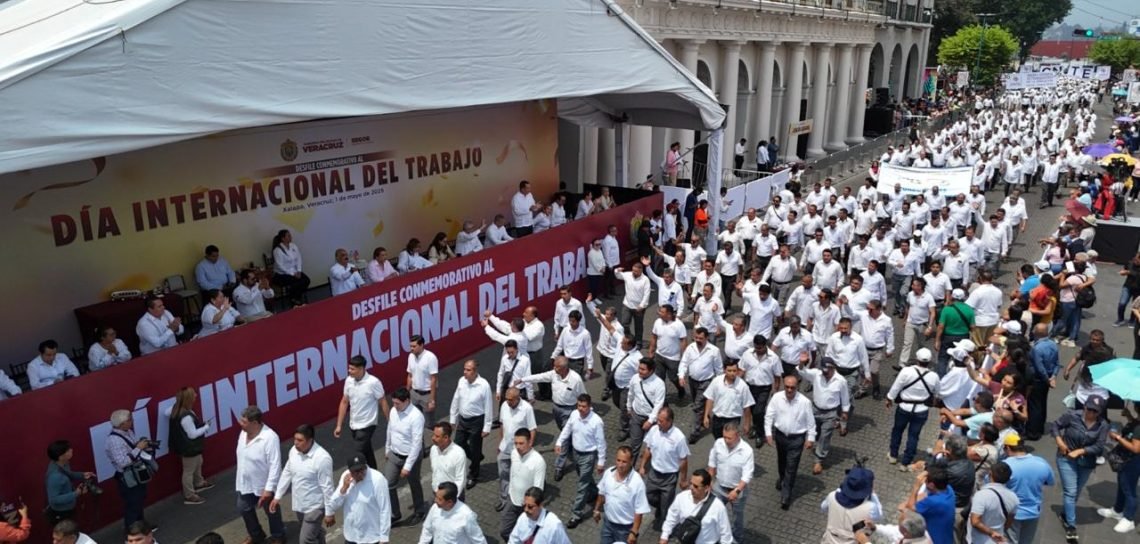 Más de 60 mil trabajadores recorren Xalapa en desfile del 1 de Mayo ...