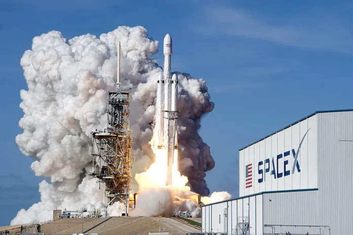 Un cohete pesado Falcon 9 de SpaceX despega desde la plataforma 39A en el Centro Espacial Kennedy de Cabo Cañaveral, Florida, el martes 6 de febrero de 2018.John RaouxAP Photo/John Raoux