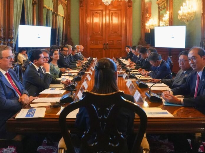 Revision-en-Palacio-Nacional-de-la-inversion-japonesa-en-Mexico.-AMEXI-Foto-Presidencia-de-la-Republica